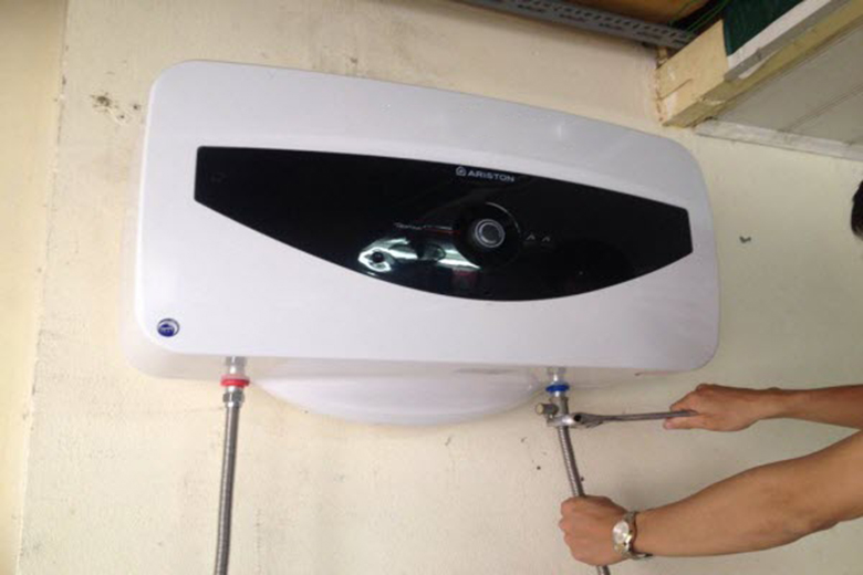 Bình nóng lạnh rò nước bị thủng bình