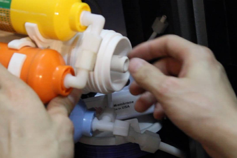 Khắc phục máy lọc nước ra nhiều nước thải do chưa vặn kỹ van xả tay