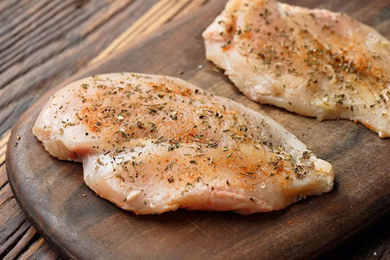 Bước 1: Sơ chế nguyên liệu làm salad ức gà