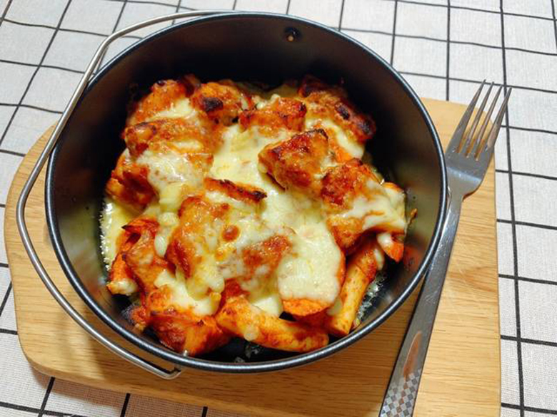 chiên ức gà bằng nồi chiên không dầu hoàn thành món gà sốt phomai