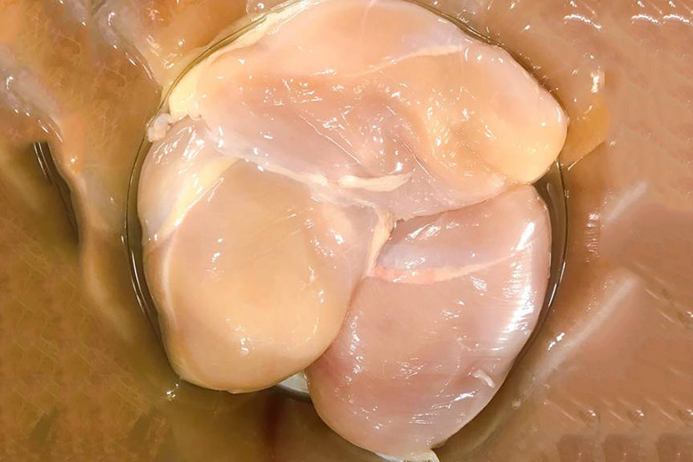 sơ chế thịt gà chuẩn bị luộc gà