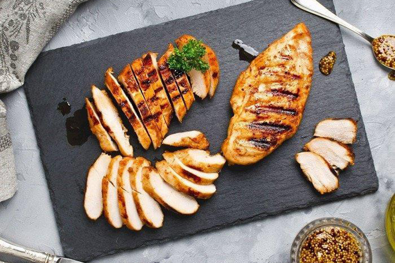 Cách chiên ức gà bằng nồi chiên không dầu thơm ngon, lạ miệng