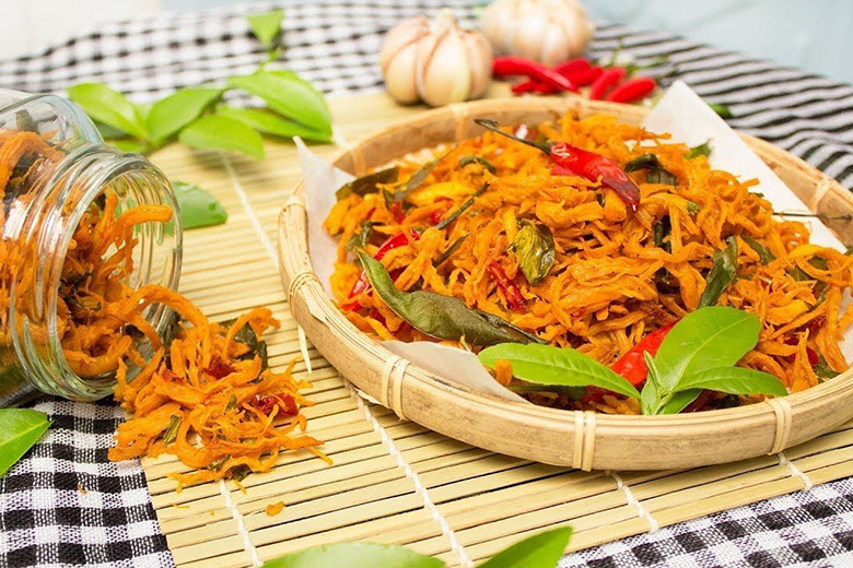 chiên ức gà bằng nồi chiên không dầu hoàn thành với món khô gà lá chanh