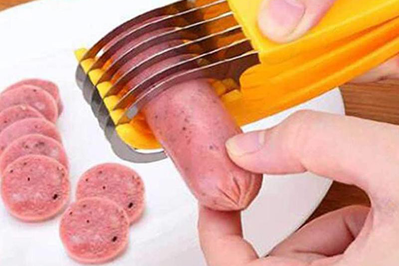 Xúc xích cắt thành lát mỏng