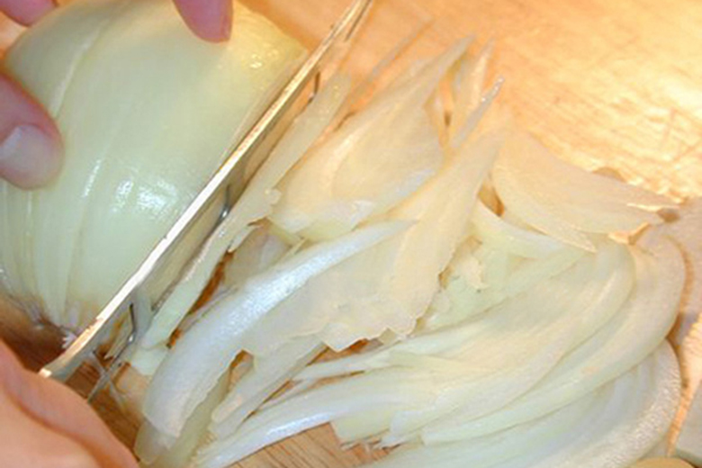 Hành tây đem rửa sạch, thái nhỏ thành sợi