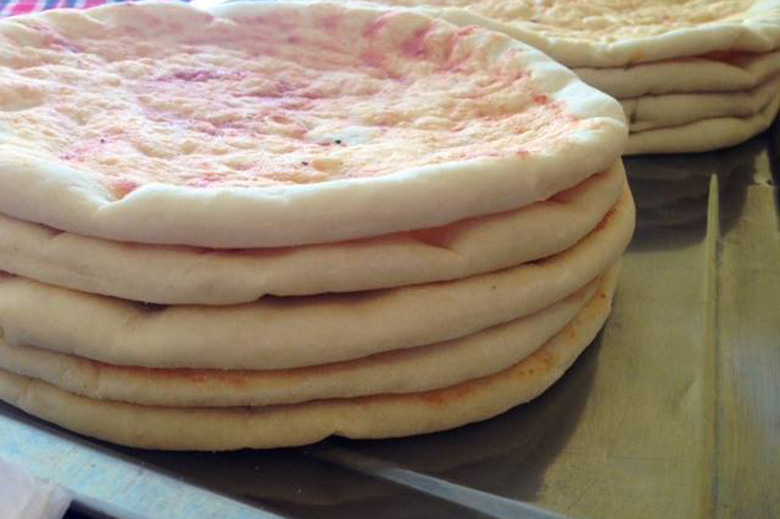 Làm chín vỏ bánh pizza bằng lò vi sóng