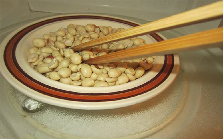 quay rtong lò vi sóng tầm 1 phút bạn lấy đũa đảo đều rang đậu phộng bằng lò vi sóng