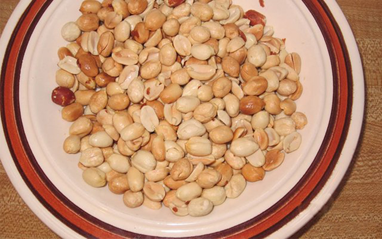 Cách rang lạc ngon bằng lò vi sóng sau khi thực hiện xong bạn để vào bát lót giấy ăn bọc kín sao cho giữ độ giòn