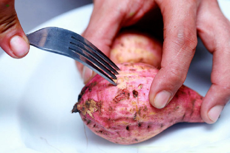 Dùng nĩa đâm xung quanh hoặc dùng dao rạch nhiều đường trên thân củ khoai