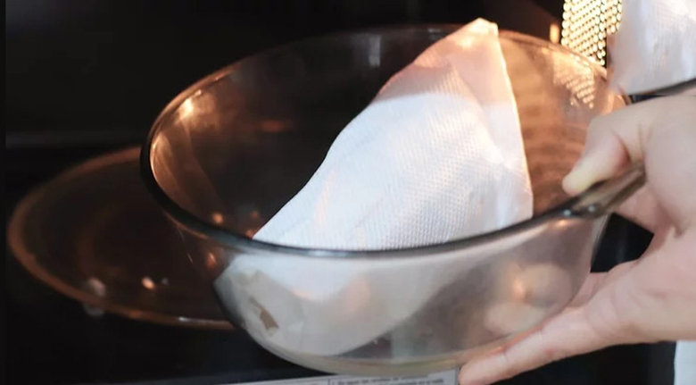 Đặt đĩa vào lò vi sóng