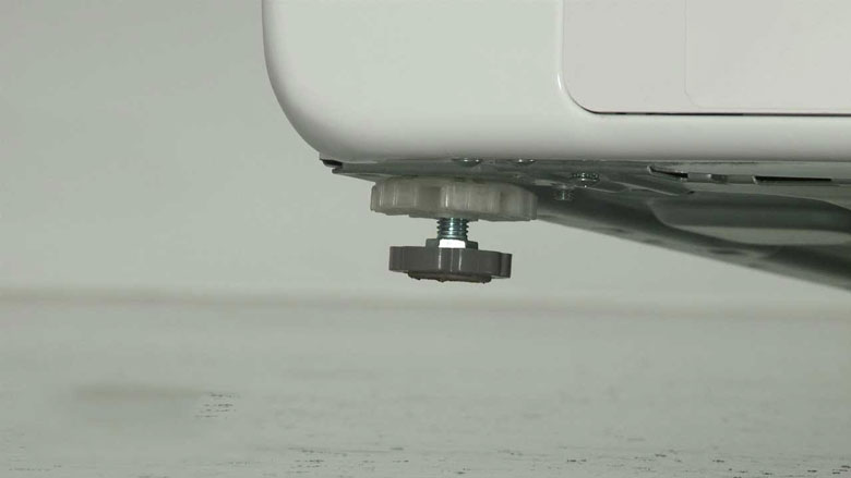 Máy giặt bị rung lắc mạnh khi vắt do chân máy giặt bị lỏng hoặc gãy