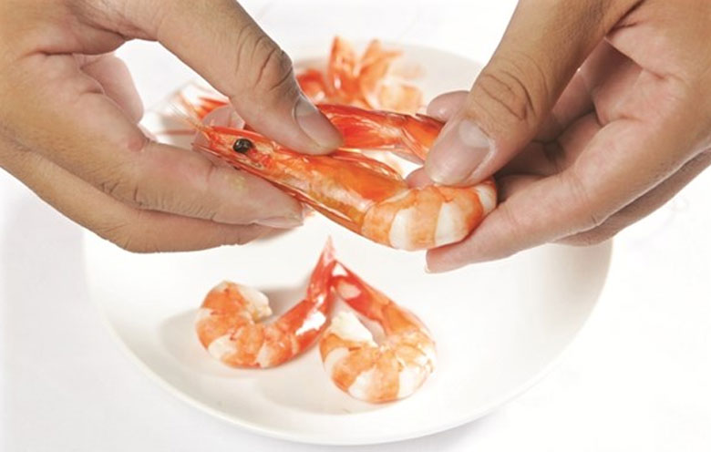 Cách làm tôm khô bằng lò nướng: Bóc vỏ