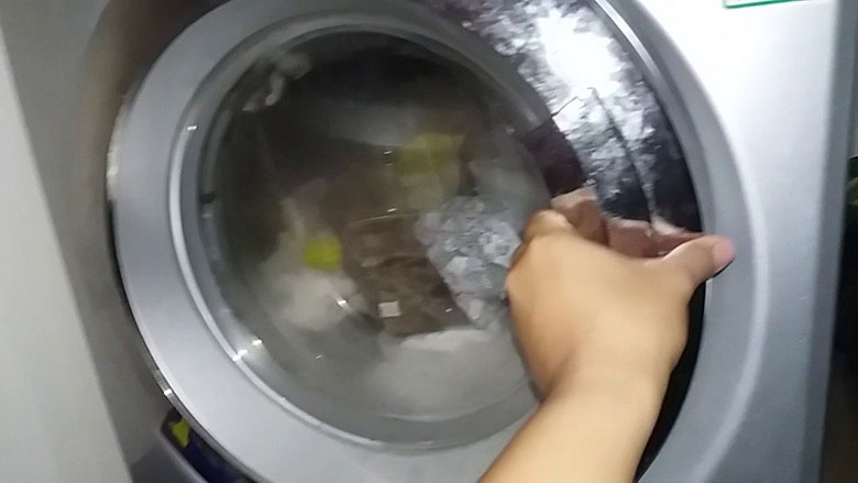 Nguyên tắc hoạt động của mặt giặt Electrolux khi khóa cửa khi giặt