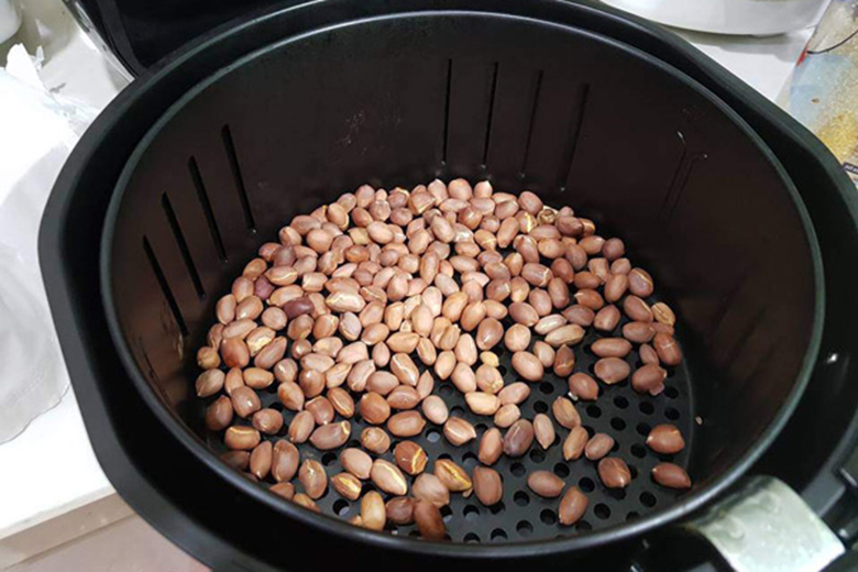 Cách rang lạc bằng nồi chiên không dầu đơn giản