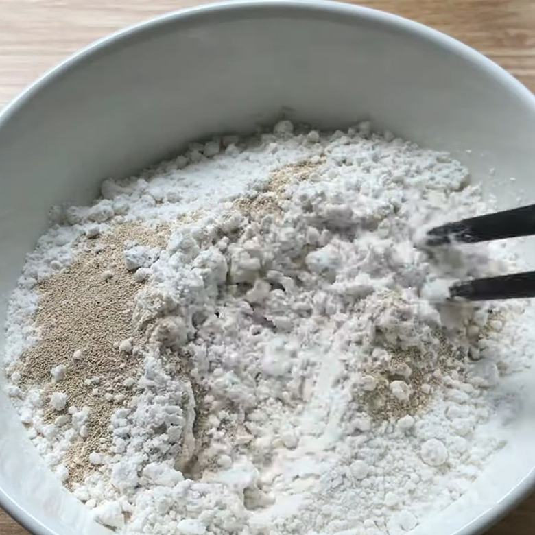 Cách trộn bột trước khi làm bánh mì