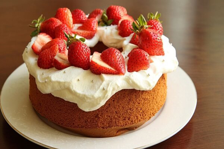 Cách trang trí bánh bông lan bằng trái cây