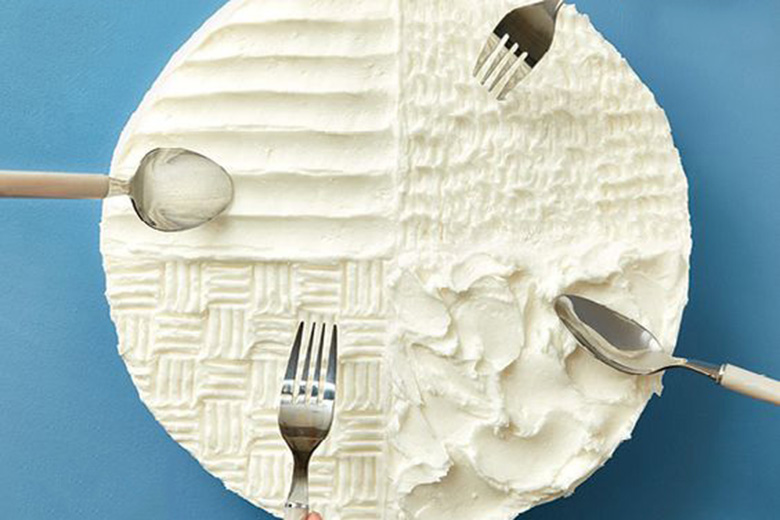 Cách trang trí bánh bông lan bằng dụng cụ nhà bếp