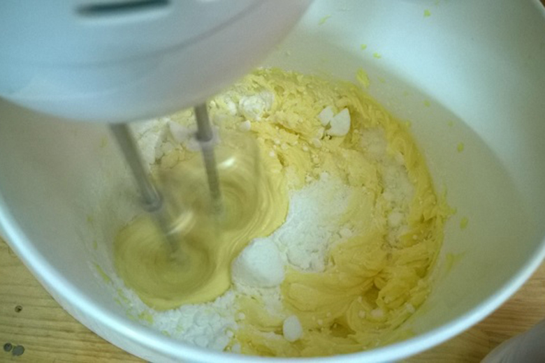 Đánh lòng đỏ trứng, trộn bột làm bánh bông lan