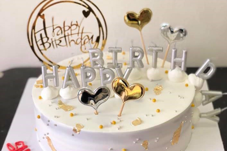 Cách trang trí bánh bông lan bằng que cắm sinh nhật