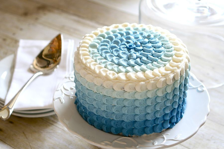 Cách trang trí bánh bông lan bằng kem tươi