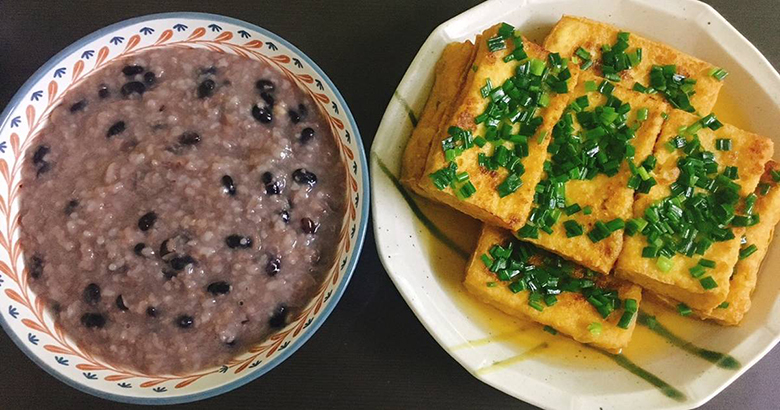 Nấu cháo đỗ đen bằng nồi cơm điện rất dễ