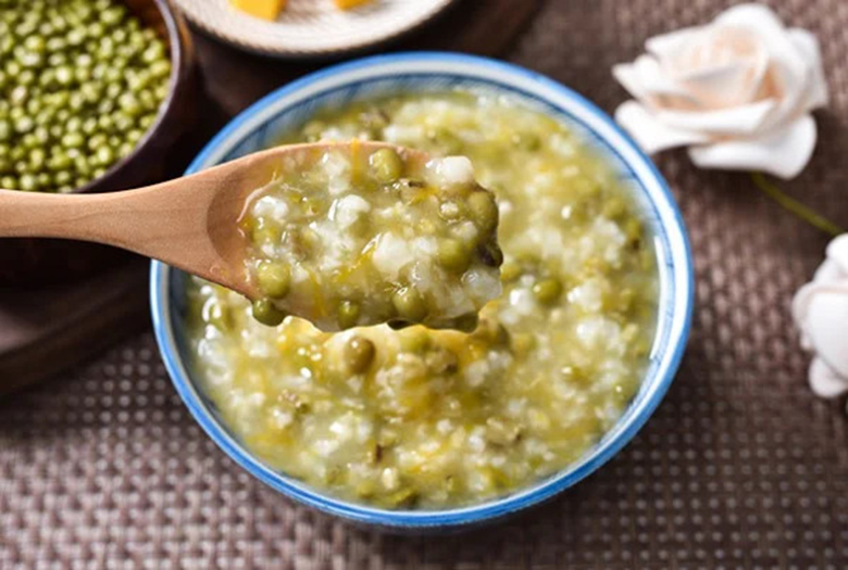 Nấu cháo đậu xanh bằng nồi cơm điện đậm vị quê hương