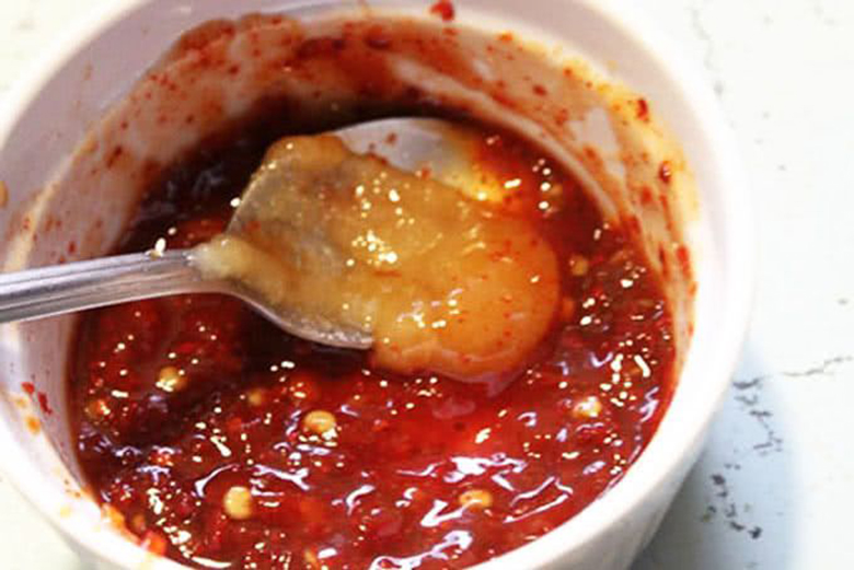 Tẩm ướp gia vị làm gà nướng mật ong