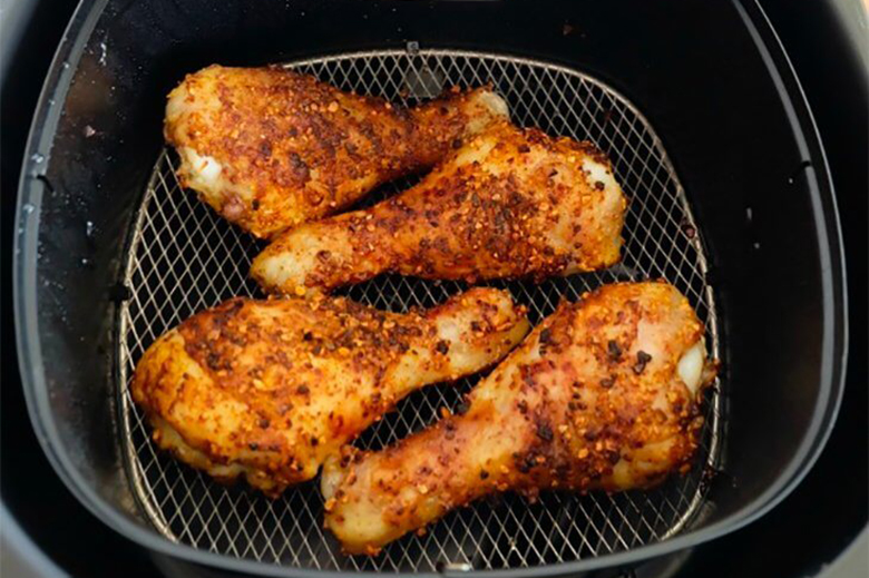 Đặt gà vào nồi chiên không dầu lock&lock bật máy hoạt động