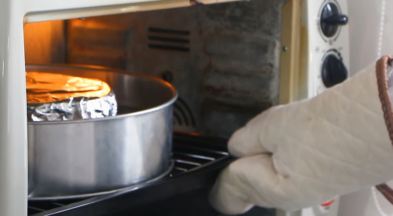 Nên sử dụng bao tay để lấy đồ từ lò nướng đối lưu