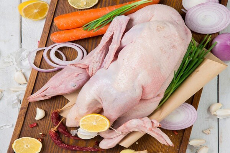 Để làm quay vịt bằng lò vi sóng ngon bạn cần chuẩn bị đủ các thực phẩm sau