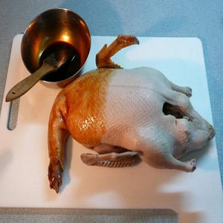 Ướp gia vị trước khi thực hiện cách nướng vịt bằng lò vi sóng