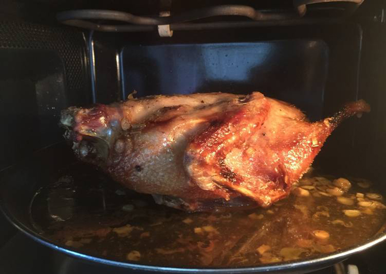 Nướng vịt bằng lò vi sóng trong thời gian bao lâu