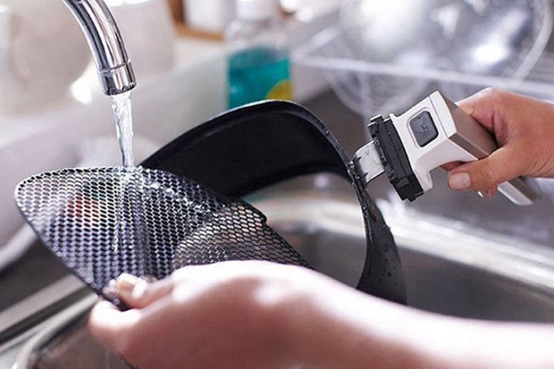 Rửa sạch rá chiên, nồi chiên.