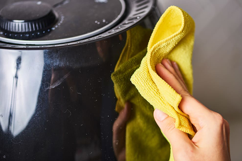 Vệ sinh khay, rá chiên sau khi Nướng cá hồi bằng nồi chiên không dầu