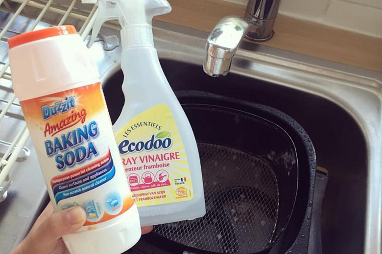 Vệ sinh nồi sau khi thực hiện Nướng cá hồi bằng nồi chiên không dầu