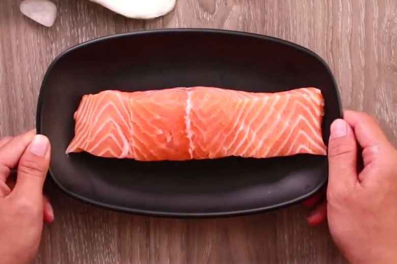 Nướng cá hồi bằng nồi chiên không dầu: sơ chế cá hồi nướng trước khi nướng