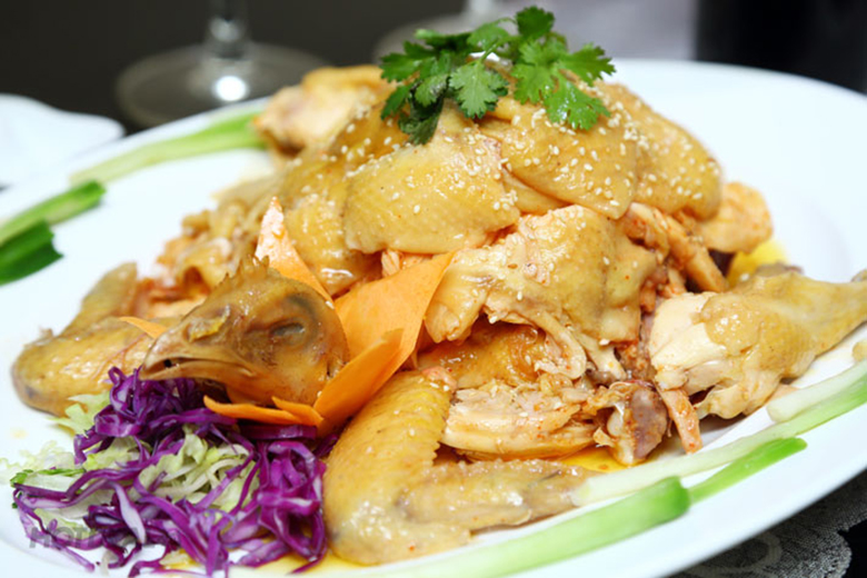 Gà hấp muối bằng nồi cơm điện hoàn thành