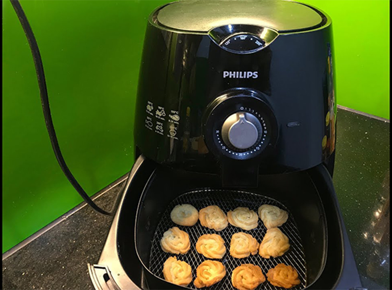 Cho bánh quy vào nồi chiên không dầu