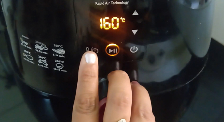 Làm bánh quy bằng nồi chiên không dầu vị socola căn chuẩn nhiệt độ