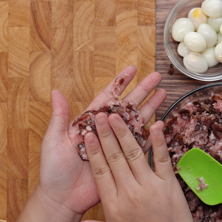 Cách làm bánh bao bằng nồi cơm điện khi nặn nhân bánh