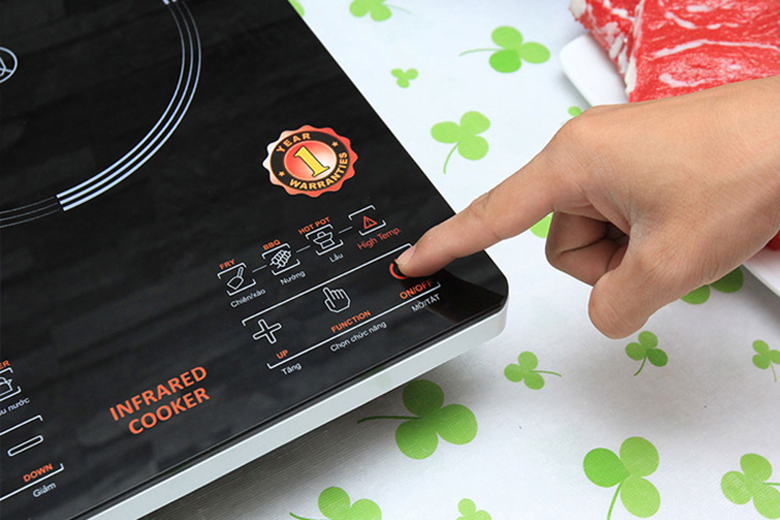 Cách sử dụng bếp hồng ngoại chọn nút Mở/Tắt - ON/OFF khi mở