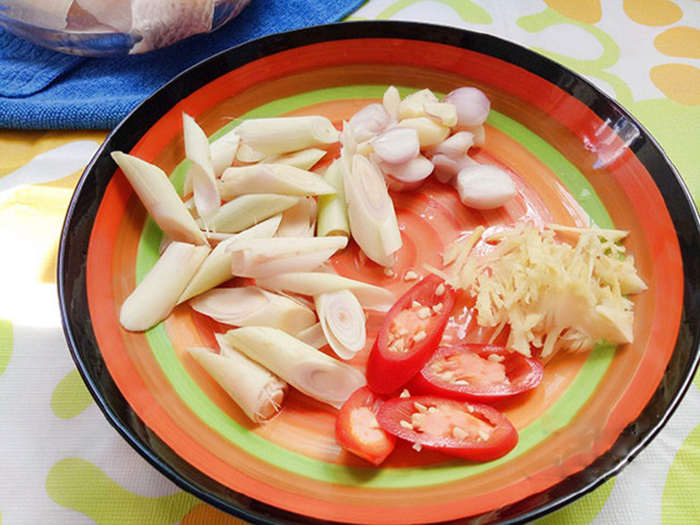 Cá nướng bằng lò nướng phải thái nhỏ các nguyên liệu trước