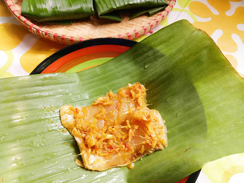 Cách nướng cá bằng lò nướng sử dụng lá chuối để gói