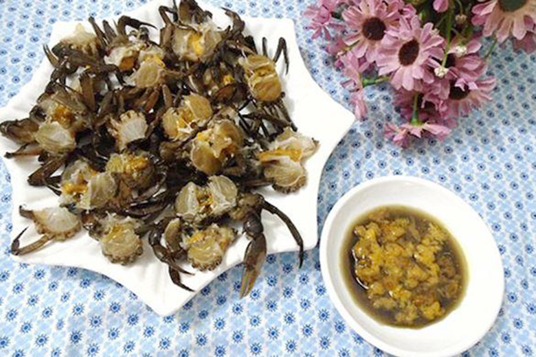 Khêu gạch cua bỏ riêng vào 1 túi nilon nhỏ