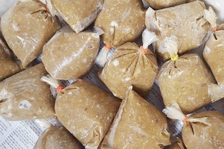 Đem giã nhỏ phần thân cua và cho vào túi nilon bảo quản trong tủ lạnh