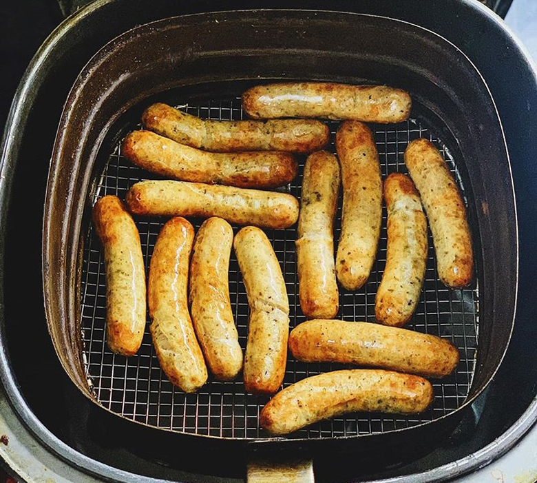 Thành phẩm sau khi nướng xong xúc xích bằng nồi chiên không dầu