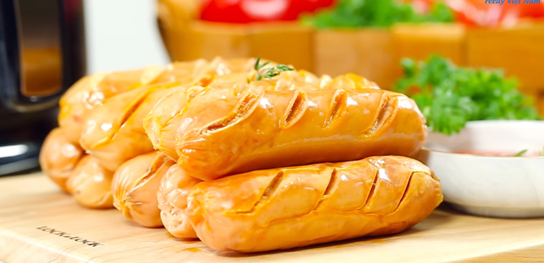 Trang trí xúc xích nướng xong bày ra đĩa