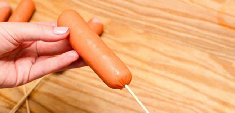 Dùng que xiên qua tùng chiếc xúc xích