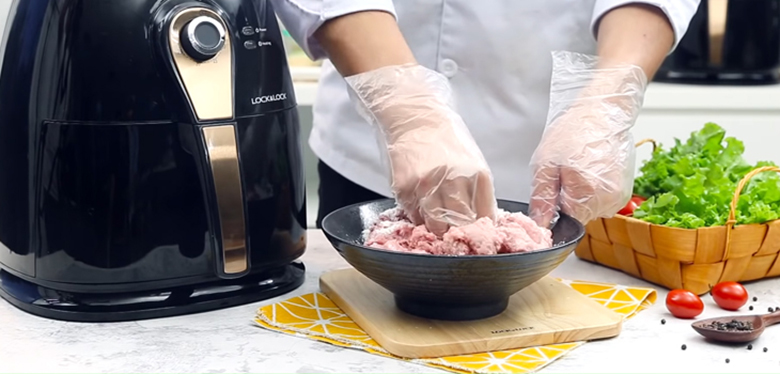 Cần sơ chế thịt heo trước khi làm xúc xích