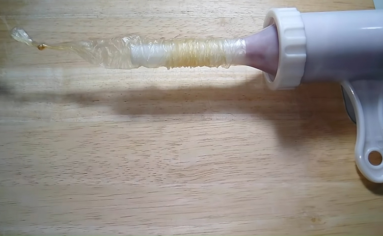 Thực hiện công đoạn tạo hình xúc xích